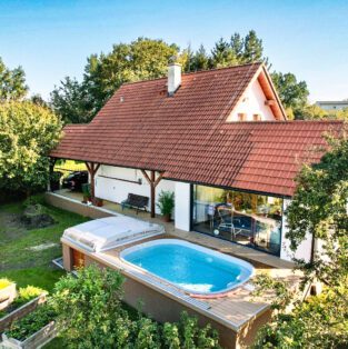 Celkový pohled na rodinný dům s bazénem Korsika