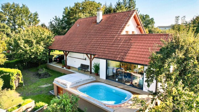 Celkový pohled na rodinný dům s bazénem Korsika