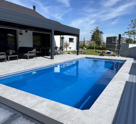 Bazén Borneo před domovní terasou za slunečného dne.