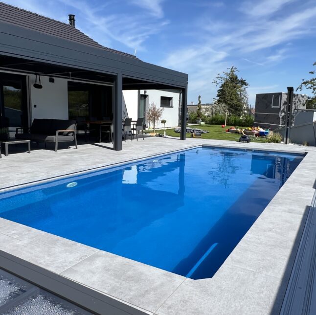 Bazén Borneo před domovní terasou za slunečného dne.