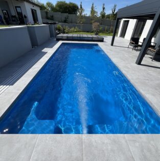 Napuštěný bazén Borneo se zapnutým protiproudem.