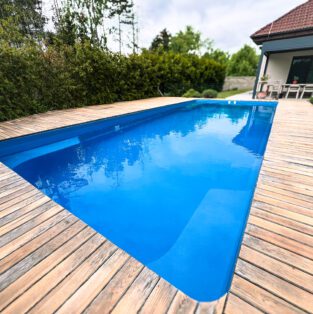 Napuštěný laminátový bazén Borneo u terasy rodinného domu