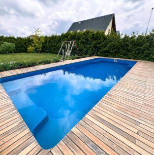 Napuštěný laminátový bazén Borneo