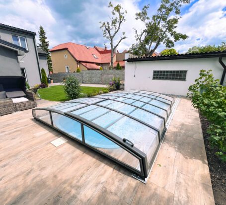 Zastřešení laminátového bazénu Korsika