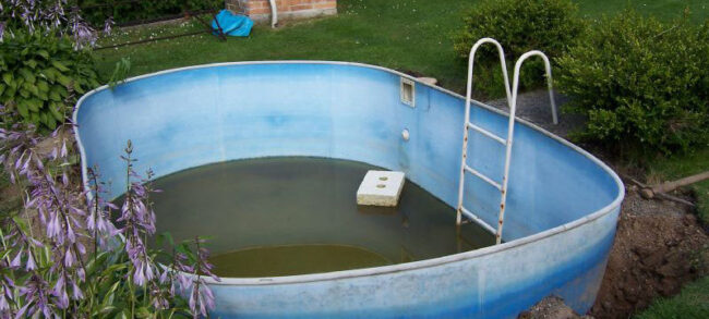 Nemá cenu pořizovat bazén, ve kterém se kvůli zelené vodě nebudete koupat
