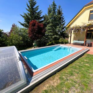Pohled na laminátový bazén Korfu u rodinného domu
