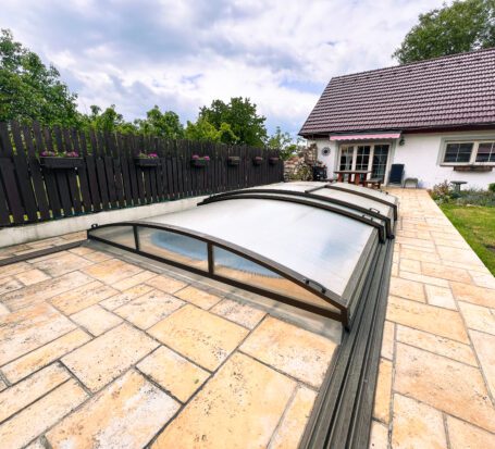 Bazén s nízkým zastřešením, které nestíní ve výhledu