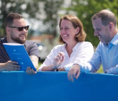 Probíhající konzultace ve výběru bazénu v našem bazénovém centru.