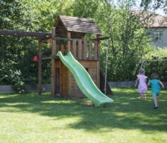 Hřiště u bazénového centra s malými dětmi.